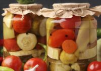 Dārzeņu asorti jeb Kā iekonservēt kabačus un tomātus vienā burkā: rezultāts jūs patīkami pārsteigs