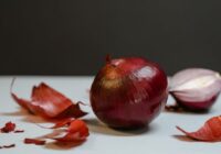 Neizmetiet sīpolu mizas, jo no tām var pagatavot supermēslojumu, kas glābs jūsu ražu