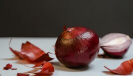 Neizmetiet sīpolu mizas, jo no tām var pagatavot supermēslojumu, kas glābs jūsu ražu