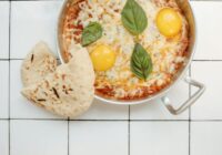 Ceptas olas būs garšīgākas, ja pannā kopā ar eļļu pievienosi vienu vienkāršu sastāvdaļu, ko šefpavāri īpaši iecienījuši Ceptas olas būs garšīgākas, ja pannā kopā ar eļļu pievienosi vienu vienkāršu sastāvdaļu, ko šefpavāri īpaši iecienījuši